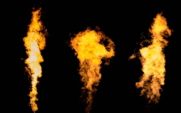 Un grupo de tres columnas de llamas. Lengua de fuego aislada va desde el quemador de gas . Imagen De Stock