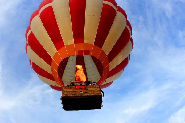 Sıcak Hava Balonu Gökyüzünde — Stok fotoğraf