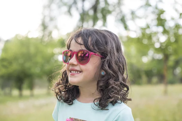 Parkta küçük kız ilkbaharda