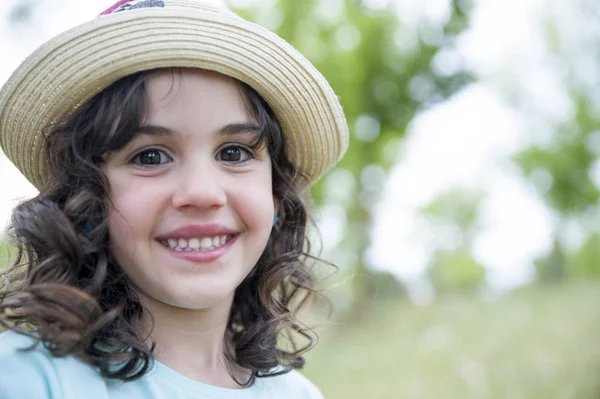 Parkta küçük kız ilkbaharda