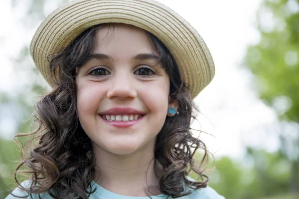 Parkta küçük kız ilkbaharda