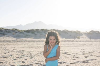 küçük kız sahilde tatil