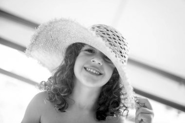 küçük kız sahilde tatil