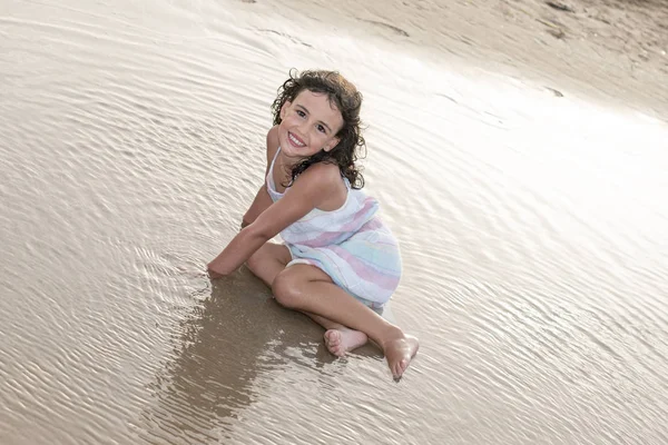 Niña de vacaciones en la playa — Foto de Stock