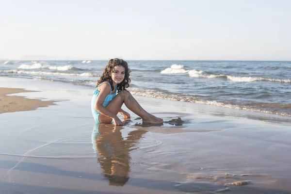 Niña de vacaciones en la playa — Foto de Stock