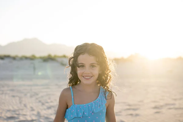 Little girl vacationing on the beach — Stock Photo, Image