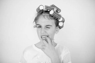 küçük kız curlers ile poz