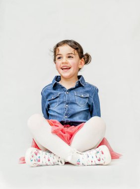 küçük kız stüdyoda poz