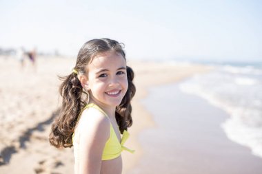 Küçük kız poz beach