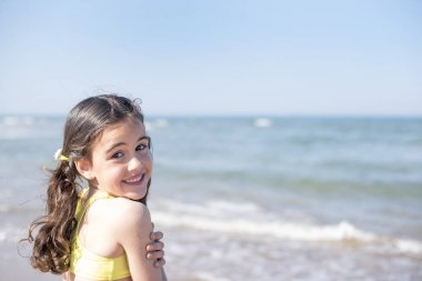 Küçük kız poz beach