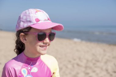 Küçük kız poz beach