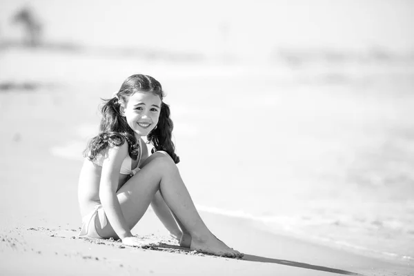 Little girl posing beach — Stock Photo, Image