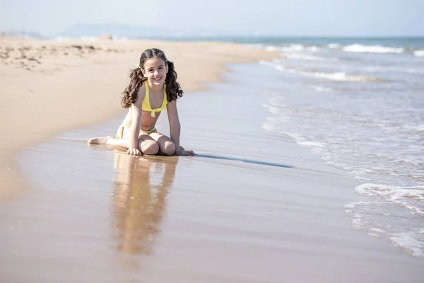 Niña posando playa — Foto de Stock