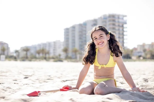 Niña posando playa — Foto de Stock