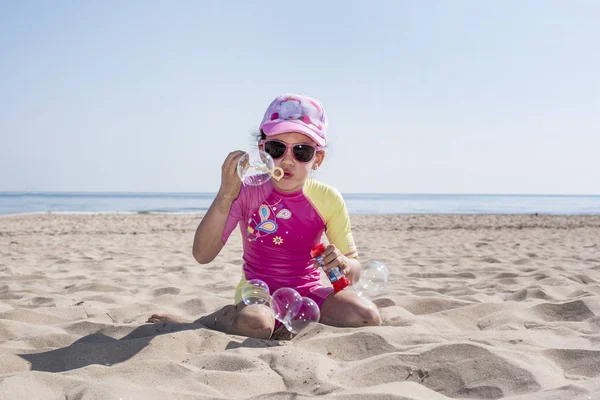 Menina posando praia — Fotografia de Stock