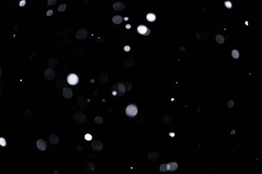 Düşen karın dokusu, siyah zemin üzerindeki hacimli kar.