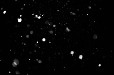 Düşen karın dokusu, siyah zemin üzerindeki hacimli kar.