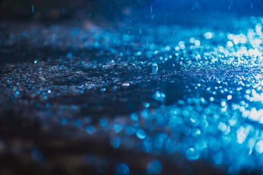 Sonbahar arkaplanı yağmur damlaları ile bokeh, parlak mavi ışık su damlaları ile kırılır