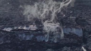 Patlayıcı bir aletle Dünya yüzeyinde patlama, kabuk veya mühimmat ile vurulma, duman dokusu ve ağır çekimde uçan toprak, çarpışma sırasında toprak...