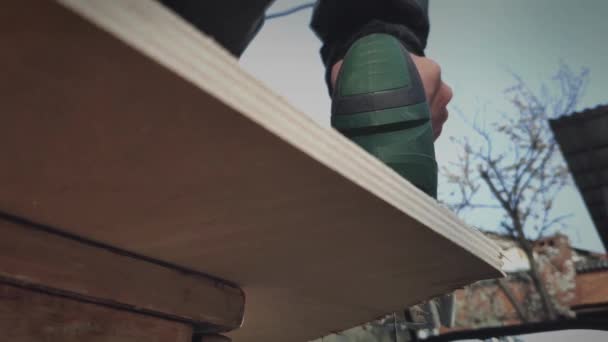 Elektrisk Pussel Skär Plywood Slow Motion Skär Trä Med Flygande — Stockvideo