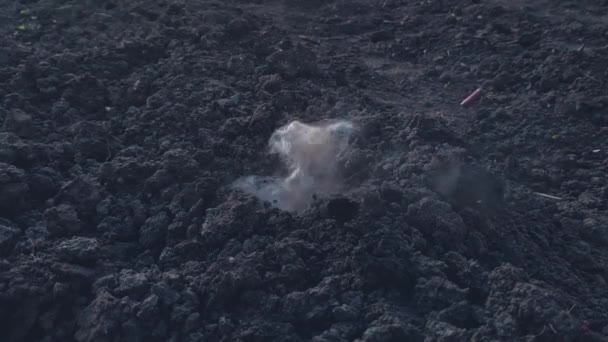 Exploze Povrchu Země Výbušného Zařízení Zasažena Granátem Nebo Střelivem Textura — Stock video