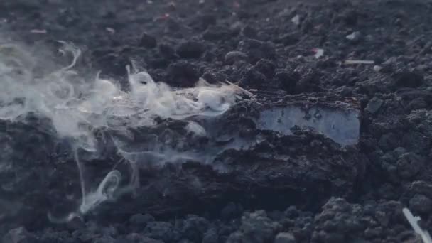 爆発装置からの地球の表面の爆発 砲弾や弾薬による打撃 ゆっくりとした動きでの衝撃波からの煙と飛行土の質感 戦闘中の土壌 — ストック動画