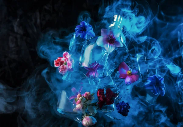 Ένα Γυάλινο Μπουκάλι Άρωμα Θρυμματίζεται Και Φωτεινά Ανοιξιάτικα Λουλούδια Και — Φωτογραφία Αρχείου