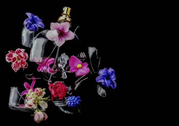 Egy Üveg Parfümös Üveg Összetörik Fényes Tavaszi Virágok Kék Lila — Stock Fotó