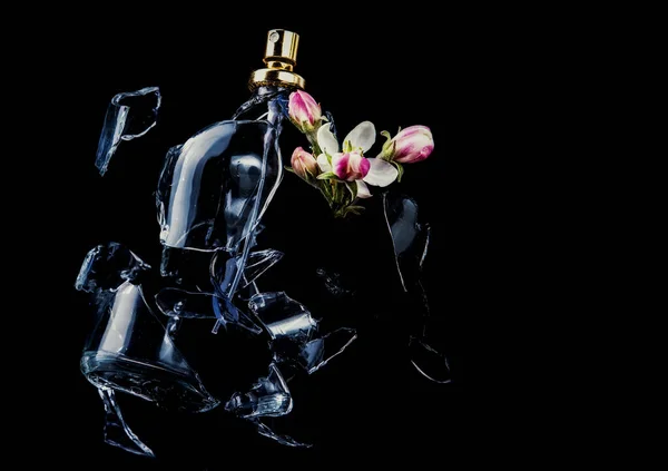 Een Glazen Fles Parfum Verbrijzelt Heldere Lentebloemen Wolken Van Blauwe — Stockfoto