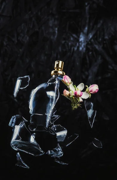 Een Glazen Fles Parfum Verbrijzelt Heldere Lentebloemen Wolken Van Blauwe — Stockfoto