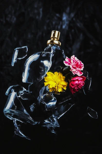 Een Glazen Fles Parfum Verbrijzelt Heldere Lentebloemen Wolken Van Blauwe — Stockfoto