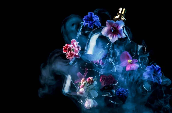 Flacon Parfum Verre Brise Des Fleurs Printanières Brillantes Des Nuages — Photo