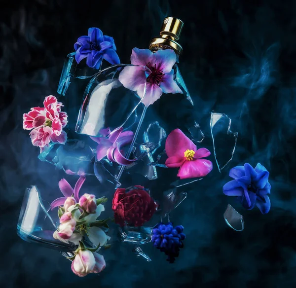 Cam Bir Parfüm Şişesi Kırılır Parlak Bahar Çiçekleri Mavi Mor — Stok fotoğraf