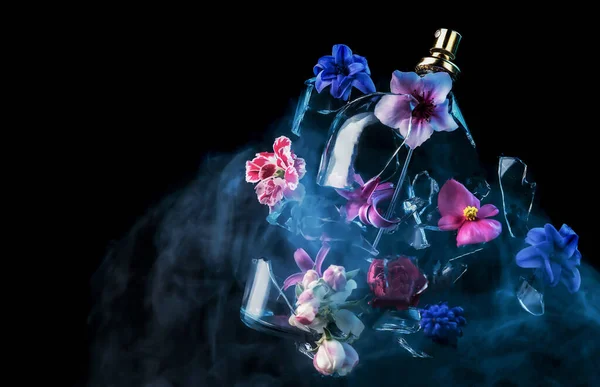 Uma Garrafa Perfume Vidro Quebra Flores Brilhantes Primavera Nuvens Vapor — Fotografia de Stock