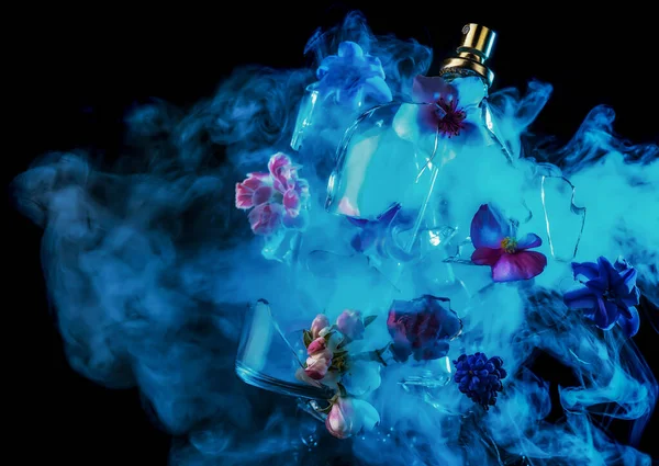 Egy Üveg Parfümös Üveg Összetörik Fényes Tavaszi Virágok Kék Lila — Stock Fotó