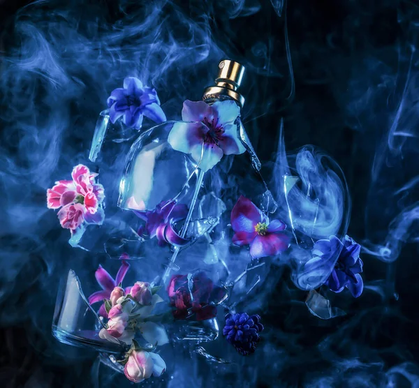 Скляні Пляшки Парфумів Яскраві Весняні Квіти Хмари Синьої Фіолетової Пари — стокове фото