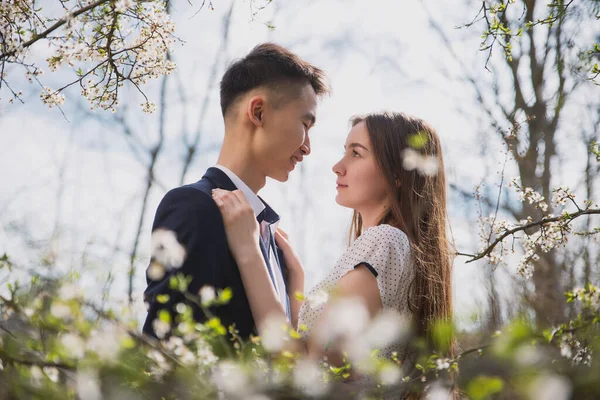 Asiático Chico Con Chica Europeo Origen Abrazando Floreciente Jardín —  Fotos de Stock