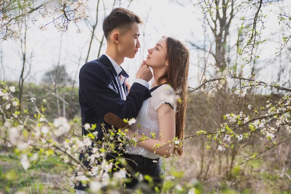 Asiático Chico Con Chica Europeo Origen Abrazando Floreciente Jardín —  Fotos de Stock