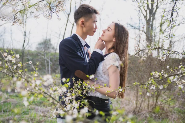 Asiático Chico Con Chica Europeo Origen Abrazando Floreciente Jardín — Foto de Stock