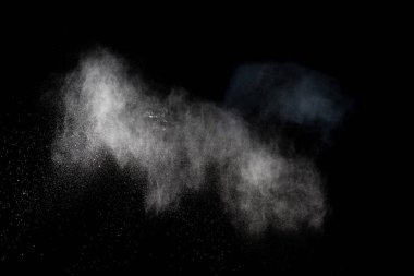 Siyah bir arka planda ateşli bir silahtan ateşlenen, uçan kıvılcımlar saçan ateşli bir egzoz, borudan çıkan alevler. Yangın bir jet motorunun hortumundan çıkıyor.