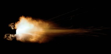 Siyah bir arka planda ateşli bir silahtan ateşlenen, uçan kıvılcımlar saçan, borudan fışkıran alevler...