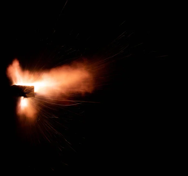 Disparo Arma Fuego Sobre Fondo Negro Escape Fuego Con Chispas —  Fotos de Stock