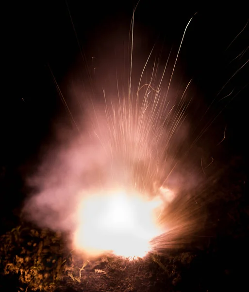 Tiro Uma Arma Fogo Sobre Fundo Preto Exaustor Ardente Com — Fotografia de Stock