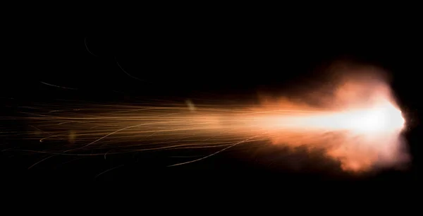 Постріл Вогнепальної Зброї Чорному Тлі Вогняний Вихлоп Літаючими Іскрами Полум — стокове фото