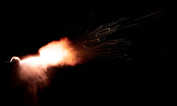 Tiro Uma Arma Fogo Sobre Fundo Preto Exaustor Ardente Com — Fotografia de Stock