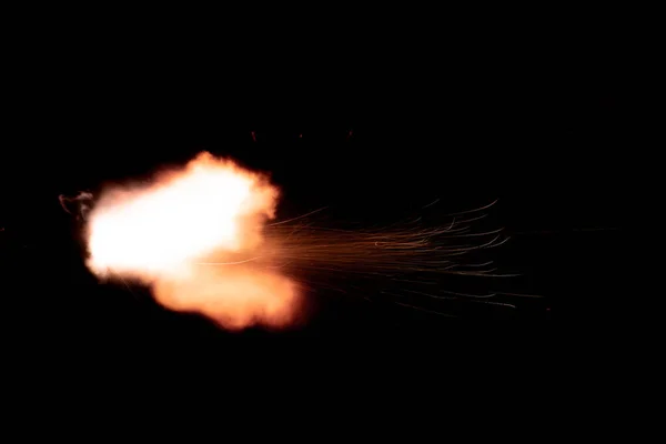 Egy Lövés Egy Fekete Hátterű Lőfegyverből Egy Tüzes Kipufogó Szikrákkal — Stock Fotó