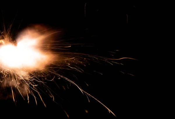 Ein Schuss Aus Einer Schusswaffe Auf Schwarzem Grund Ein Feuriger — Stockfoto