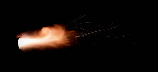 Výstřel Střelné Zbraně Černém Pozadí Ohnivý Výfuk Létajícími Jiskrami Roury — Stock fotografie