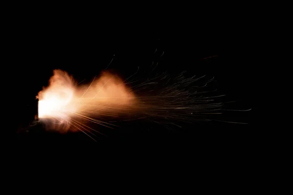 枪林弹雨 黑色背景上的枪弹 燃烧着火花的炽热的废气 从管子里喷出的火焰 大火是从喷气式发动机的喷口喷出的 — 图库照片
