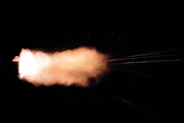 Siyah Bir Arka Planda Ateşli Bir Silahtan Ateşlenen Uçan Kıvılcımlar — Stok fotoğraf